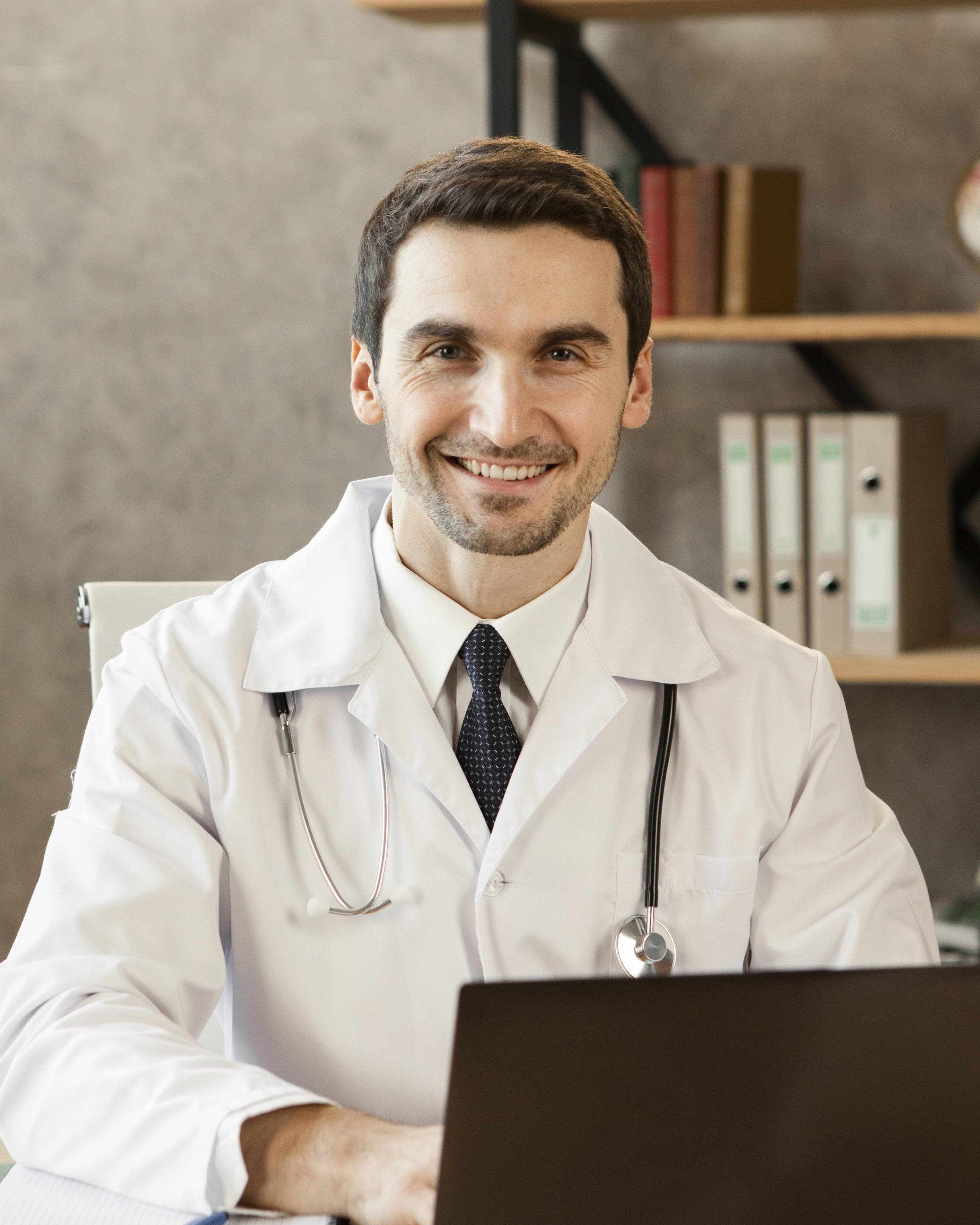 Dr. Paulo realizando atendimento clínico em consultório